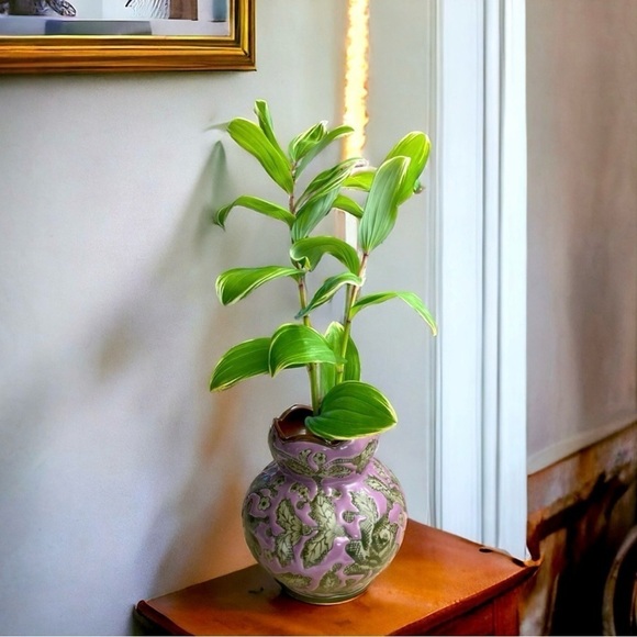 China Blue Fine Porcelain Seymour
Mann Pot Vase Pink W/ Green
Floral Design - Picture 2 of 16